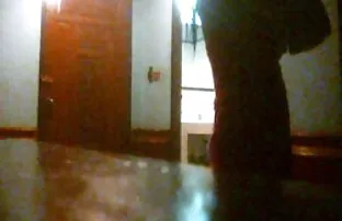 充满激情的女孩在一个男人面前传播腿，让他的家伙在阴部