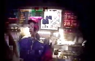俄罗斯荡妇做了一个伟大的口交，尝到了精子
