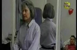 醒来一个黑发吮吸鸡巴和扩散她的腿