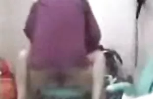 金发和黑发分享他们之间他妈的三人组