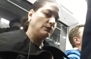 这家伙轻轻地干了两个洞瘦的金发女郎