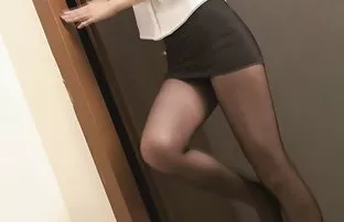 两个男人在三人组中选择了一个情人