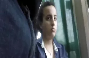 假代理人把一个年轻的金发女郎拉进了铸件并且性交