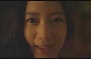 红头发的学生色情地去除衣服，并显示多汁的乳房