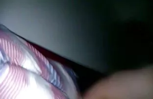 有绑带的女朋友在白色连裤袜种植了一个女孩
