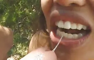 Kukold带了一个黑人给他的妻子并带他们去相机p2