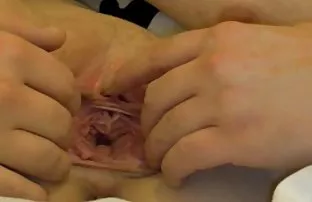 这个女孩做了一个非常酷的会员按摩裸体男人
