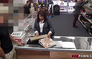 从手指快速喷出年轻的金发女郎