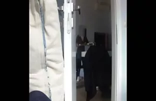 金发光吸收在她的嘴里，并在树下给两个人