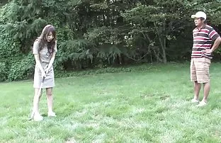 带着相机的Faker说服她的朋友在院子里做口交