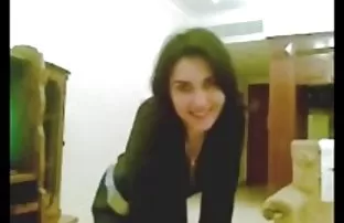 女主人在街上发现自己是一个kukolda，把他带到了行李箱里