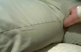 那家伙抓了一辆黑人汽车，他的母亲付了一个洞