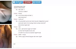 为她心爱的丈夫在相机上轻轻一击