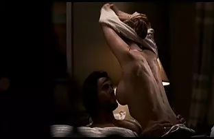丝袜的金发女郎羞怯地显示她的乳房