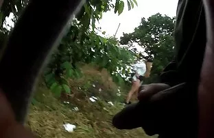 两名穿着丝袜的女同性恋者在俱乐部现场打架